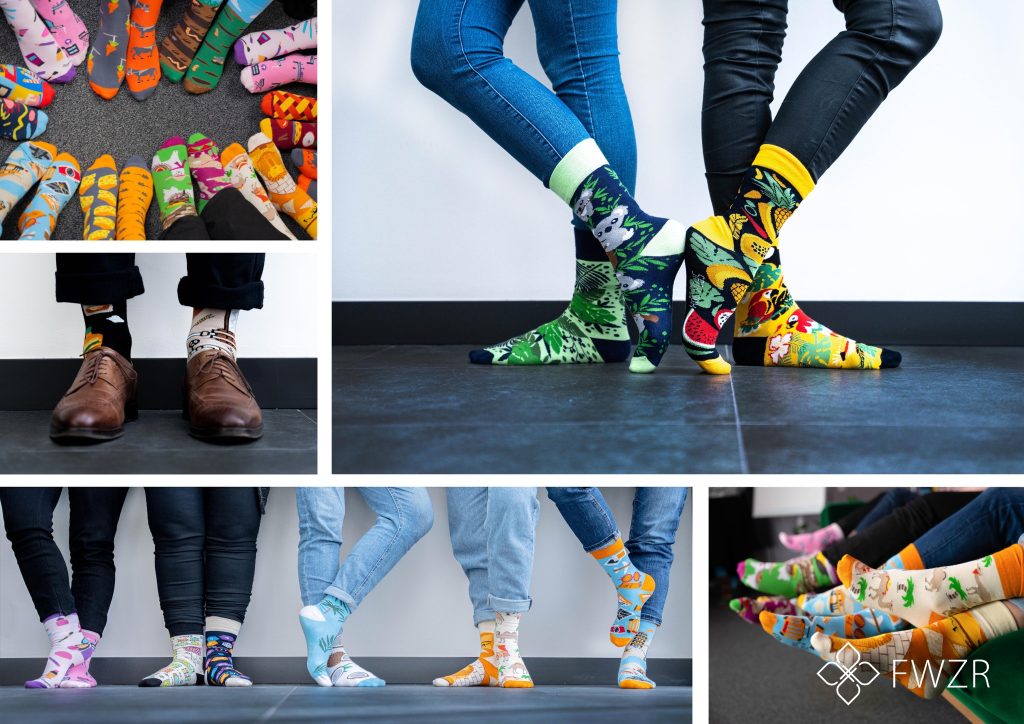 Światowy Dzień Zespołu Downa. Grupa ludzi pozuje do zdjęć w kolorowych skarpetkach